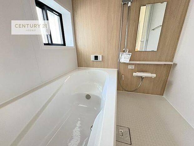 落ち着きある大人の雰囲気のバスルームは、味が出ていてバスタイムが充実!お仕事頑張っているご褒美にお好みの匂いの入浴剤を入れて、楽しんでみてはいかがでしょうか?