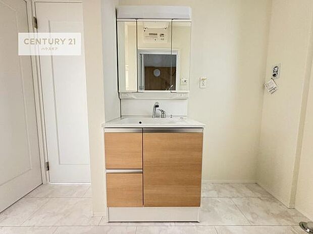 三面鏡仕様の洗面所は、身だしなみがしやすい造り!裏は収納になっています。ドライヤーやお化粧道具を片付けられるので洗面台周りをスッキリと見せることが出来ます!