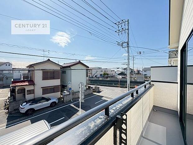 広々としているバルコニーです!お洗濯物を干すのはもちろん風に当たりながらくつろぎタイムが送れます!