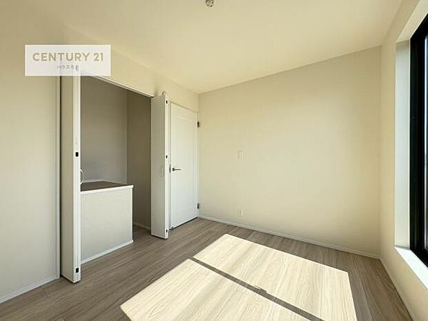 収納スペースがついています!居室をスッキリ整頓する事ができますね。家具を選ばないシンプルなデザインの為、家具を選ばずお気に入りの空間作りができそうですね。