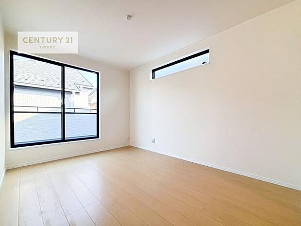 バルコニーに面した洋室。優しい光が差し込む洋室は、朝の目覚めも気持ちが良さそうですね。おうち時間もゆったりと過ごすことができます。優しい色合いのフローリングがどんな家具にもマッチします!(同仕様)