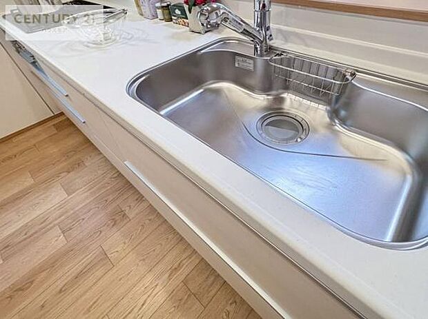 ワイドなシンクですね!水が跳ねにくく洗物がしやすい家事が楽々仕様のシステムキッチンです!デザイン性と機能性を兼ねたキッチンで清潔感がありますね!(同仕様)