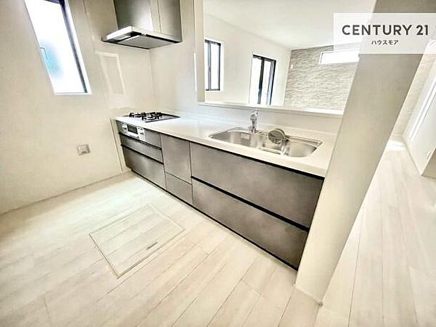 大人気の対面式システムキッチンを採用しています!ご家族のコミュニケーションが自然と増える設計です。お子様にも目が届くので嬉しいですね!広々使えて快適で作業が進みます。