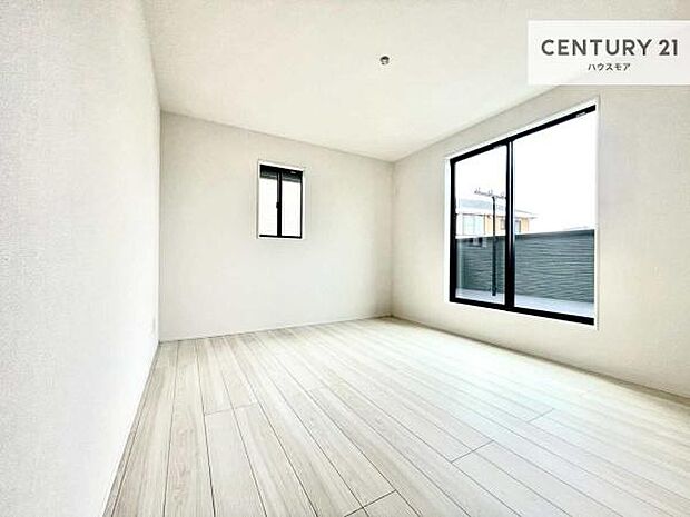 バルコニーに面している洋室です。明るく温もりがあり、換気もしっかりできます!朝起きて、外に出て背伸びをしつつ深呼吸をし良い朝を迎え入れることができます。