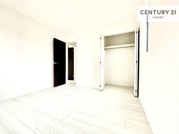 掃き出し窓がないお部屋は、お子様のお部屋としても安心です!収納スペースも充実しているので散らかったお部屋をサッと片付けられます!