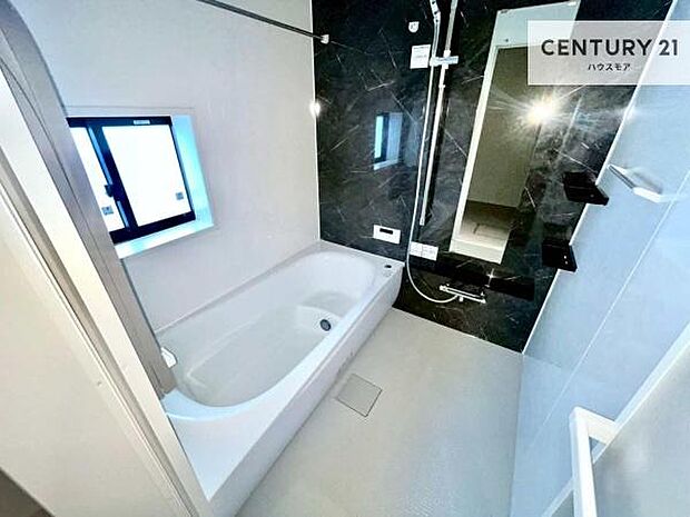 落ち着きある大人の雰囲気のバスルームは、味が出ていてバスタイムが充実!お仕事頑張っているご褒美にお好みの匂いの入浴剤を入れて、楽しんでみてはいかがでしょうか?