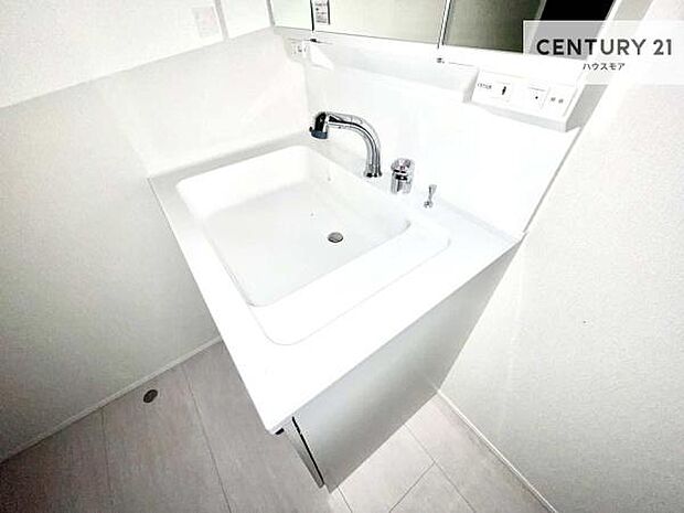 深い洗面台ボウルは、水が跳ねにくいのでお手入れが楽々!清潔感が保てます!キレイな洗面所で自分磨きのモチベーションが上がりますね!