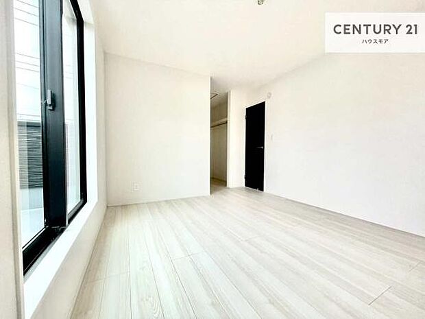 洋室は子供部屋や寝室、色々と用途多彩に利用できますね。収納力もたっぷりなので、広々気持ちよく過ごすことができます。