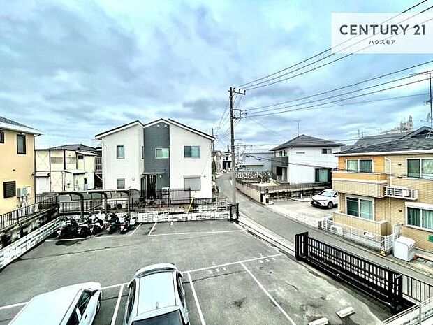 晴れた日には青い空を見渡せる開放的な時間を楽しめます。気持ちの良い風が通り抜ける街並みです!