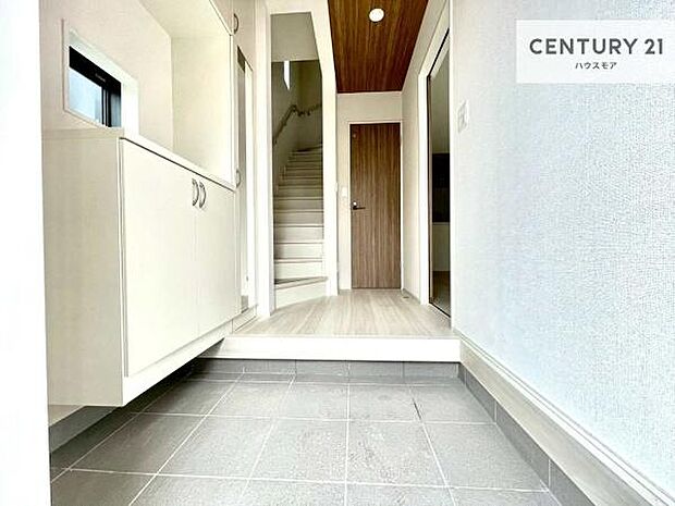 疲れて帰ってきても、ただいま!を言いたくなる、優しく迎え入れてくれる空間になっています。明るく温もり溢れる玄関です!