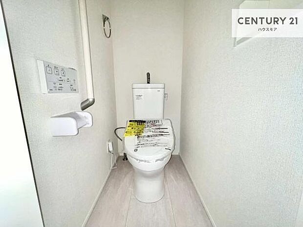 1・2階にトイレがございます!朝の忙しい時間帯も待たずにすみそうですね。白を基調とした清潔感のあるトイレでお手入れがしやすいです!
