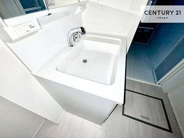 深い洗面台ボウルは、水が跳ねにくいのでお手入れが楽々!清潔感が保てます!キレイな洗面所で自分磨きのモチベーションが上がりますね!