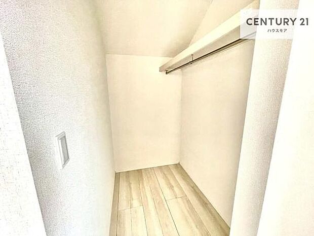 ウォークインクローゼット付きです。たくさんのお洋服などを収納しておけそうですね!他にも扇風機や加湿器など季節物の大きな家電も収納できます!