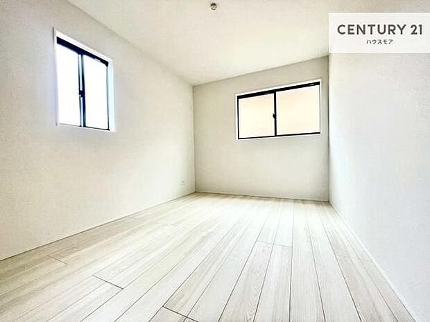 2面採光を確保した明るい室内は、風通しも良く、明るく大変居心地の良い空間となっております。リラックスして過ごせる心地の良いお部屋です!朝の目覚めがスッキリしますね。