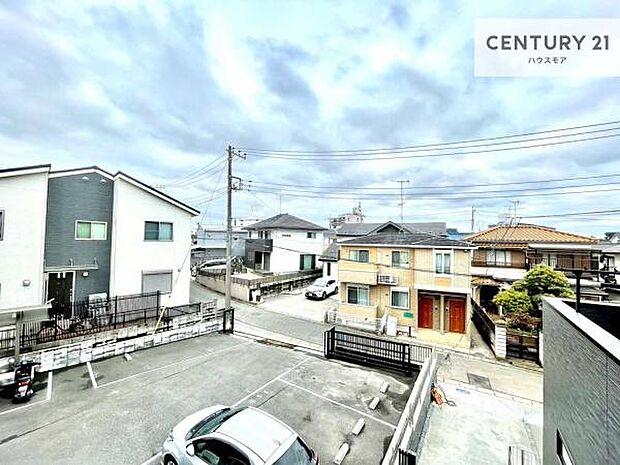 晴れた日には青い空を見渡せる開放的な時間を楽しめます。気持ちの良い風が通り抜ける街並みです！