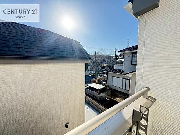 晴れた日には青い空を見渡せる開放的な時間を楽しめます。気持ちの良い風が通り抜ける街並みです!