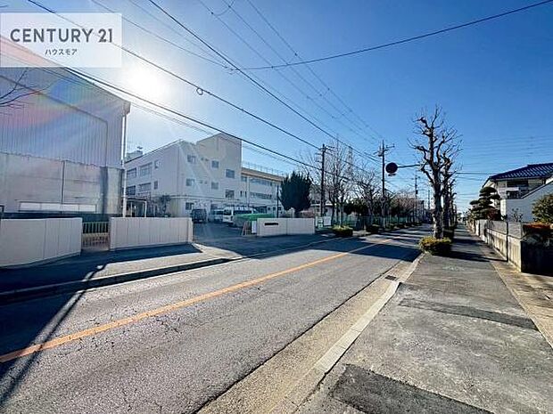 前面道路11m!陽当り良好な立地です。車庫入れが苦手な方も安心ですね。