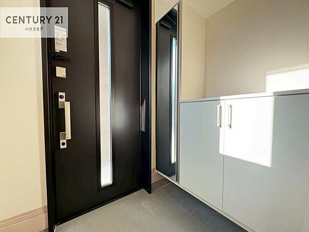 シューズボックス付きなので、玄関が片付きお掃除がしやすいです!スッキリした玄関で戸を開けた瞬間、清潔感のある心地いい空間が出迎えてくれます。