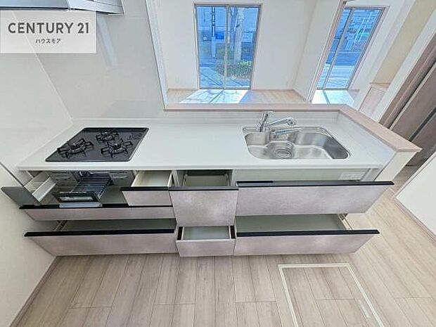 収納スペースが豊富で、調理スペースがスッキリと片付きひろ~く活用できます!快適に作業ができます!毎日の料理が捗ります!