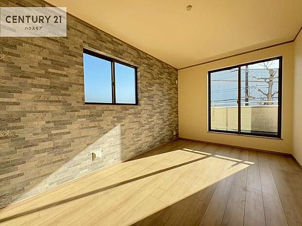 バルコニーに面している洋室です。明るく温もりがあり、換気もしっかりできます!朝起きて、外に出て背伸びをしつつ深呼吸をし良い朝を迎え入れることができます。