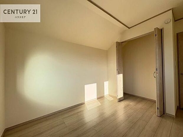 掃き出し窓がないお部屋は、お子様のお部屋としても安心です!収納スペースも充実しているので散らかったお部屋をサッと片付けられます!