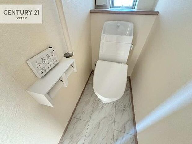 1・2階にトイレがございます!朝の忙しい時間帯も待たずにすみそうですね。白を基調とした清潔感のあるトイレでお手入れがしやすいです!