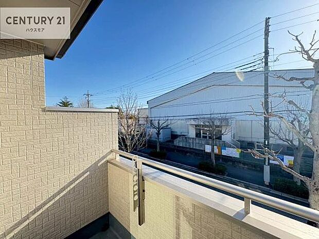 陽当たり良好なバルコニーです!たくさんのお洗濯物もいっぺんに干すことができます!