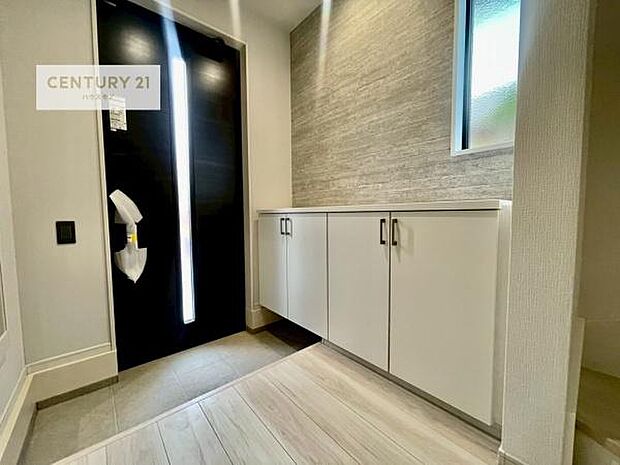 シューズボックス付きなので、玄関が片付きお掃除がしやすいです!スッキリした玄関で戸を開けた瞬間、清潔感のある心地いい空間が出迎えてくれます。