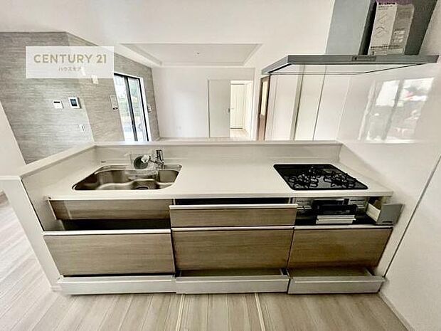 収納スペースが豊富で、調理スペースがスッキリと片付きひろ~く活用できます!快適に作業ができます!毎日の料理が捗ります!