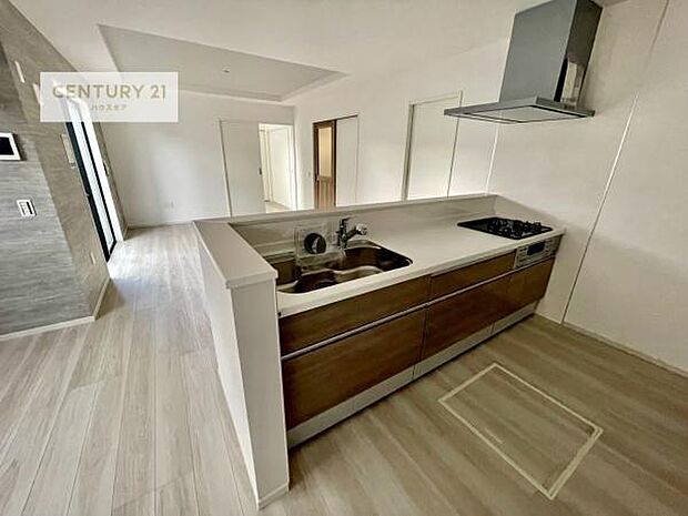 大人気の対面式システムキッチンを採用しています!ご家族のコミュニケーションが自然と増える設計です。お子様にも目が届くので嬉しいですね。収納力もあります!