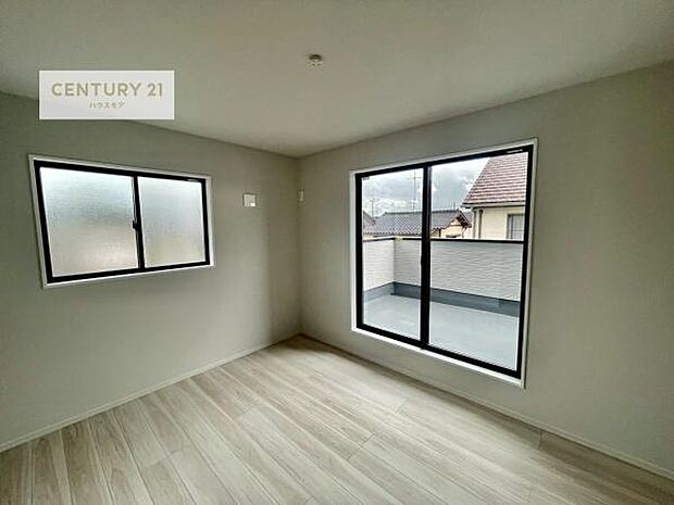 バルコニーに面している洋室です。明るく温もりがあり、換気もしっかりできます!朝起きて、外に出て背伸びをしつつ深呼吸をし良い朝を迎え入れることが出来そうですね!