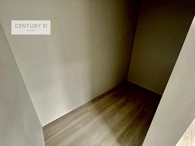 ウォークインクローゼット付きです。たくさんのお洋服などを収納しておけそうですね!他にも扇風機や加湿器など季節物の大きな家電も収納できます。