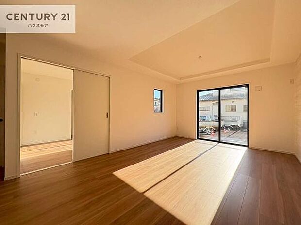 大きな窓からたっぷりの陽ざしが入る明るいリビング。開放感のあるリビングで家族団らんのくつろぎの時間を過ごせます。