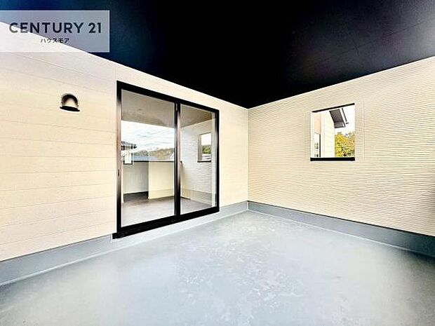 広々としているバルコニーです!お洗濯物を干すのはもちろん風に当たりながらくつろぎタイムが送れます!