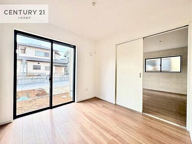 リビングと隣接した洋室です!家事の休憩スペースやキッズスペースとして活用するのもよさそうですね!