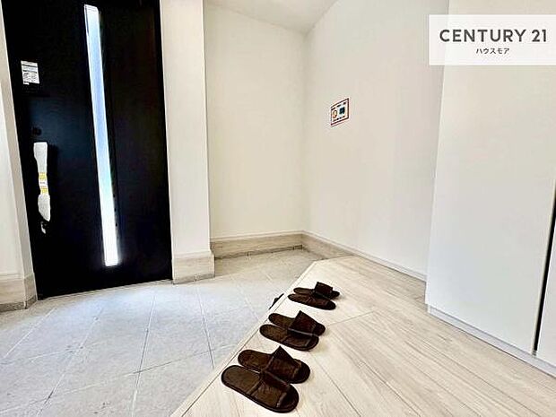 落ち着きのある広々とした玄関です!スッキリと清潔感のある心地の良い空間が出迎えてくれます。