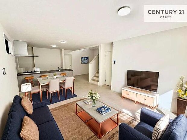 家具はCGパースです。心地良いリビングは家族が自然と集まります。家族団欒の時間が増えそうです。ご家族と、より一層充実した時間を過ごせそうですね。