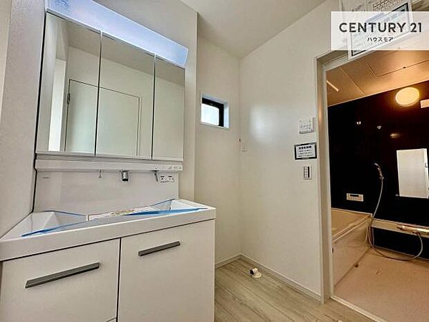 小窓付きの明るい洗面室です!湿気もすぐに入れ替えができて清潔に保つことができます!自然光が差し込むのでお化粧の仕上がりも良くなりますね!