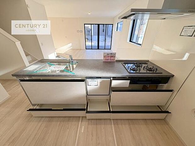 収納スペースが豊富で、調理スペースがスッキリと片付きひろ~く活用できます!快適に作業ができます!毎日の料理が捗ります!