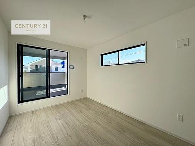 バルコニーに面している洋室です。明るく温もりがあり、換気もしっかりできます!朝起きて、外に出て背伸びをしつつ深呼吸をし良い朝を迎え入れることができます。