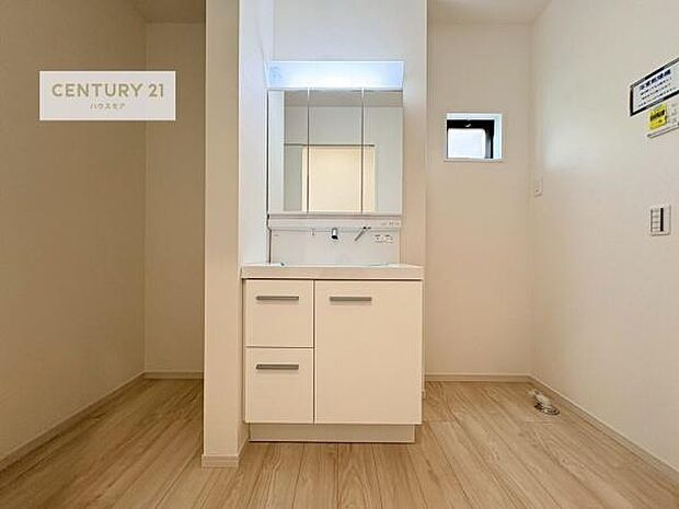 小窓付きの明るい洗面室です!湿気もすぐに入れ替えができて清潔に保つことができます!自然光が差し込むのでお化粧の仕上がりも良くなりますね!