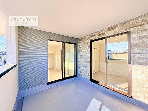 広々としたバルコニーで一日の始まりをスタート！お洗濯ものをたっぷり気持ちよく干せます！