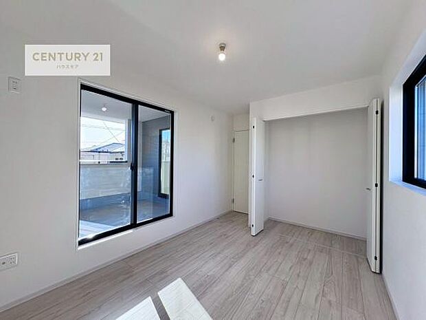 大きな窓からたっぷりの採光が注がれる洋室です。明るく心地よくずっといたくなるような空間です。