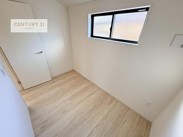 明るい室内は、風通しも良く、明るく大変居心地の良い空間となっております。リラックスして過ごせる心地の良いお部屋です!