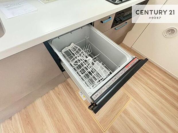 食洗機付きのキッチンです!忙しい時や手荒れ防止として大変活躍する便利な仕様です!ビルトインなのでキッチンの場所を取らず調理スペースを広く使うことが出来ます!