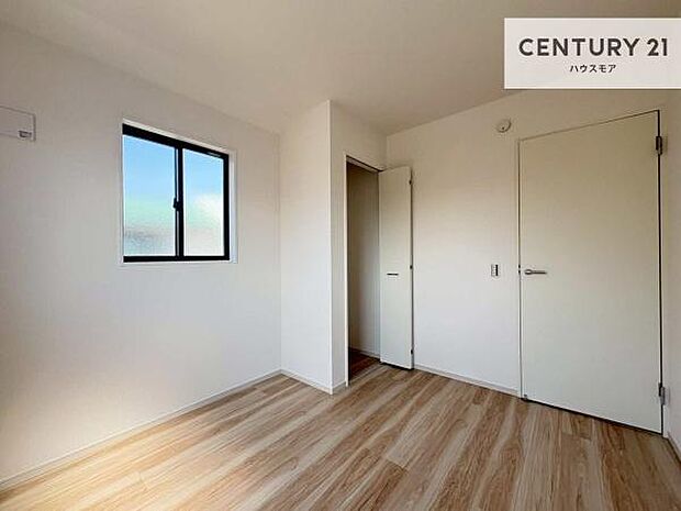 掃き出し窓がないお部屋は、お子様のお部屋としても安心です!収納スペースも充実しているので散らかったお部屋をサッと片付けられます!