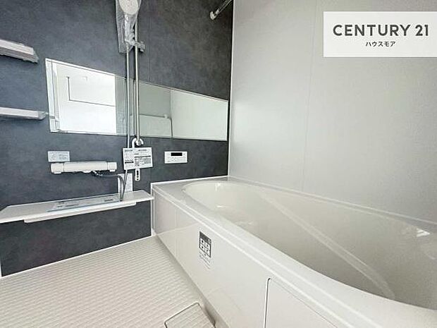 落ち着きある大人の雰囲気のバスルームは、味が出ていてバスタイムが充実!お仕事頑張っているご褒美にお好みの匂いの入浴剤を入れて、楽しんでみてはいかがでしょうか?