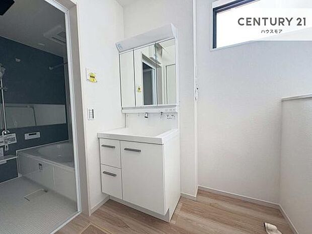 身なりを整える洗面所は、清潔感が大事です!水周りの清潔感のある雰囲気を演出!気持ちよくお使いいただけます。広々したスペースも嬉しいですね!