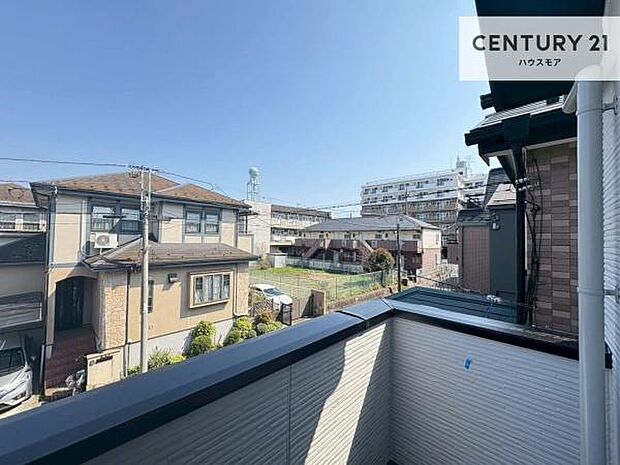 陽当たりの良いバルコニーで、お洗濯物もよく乾きそうですね!お天気の良い日にはバルコニーへ出てリフレッシュするのも気持ちよさそうです。