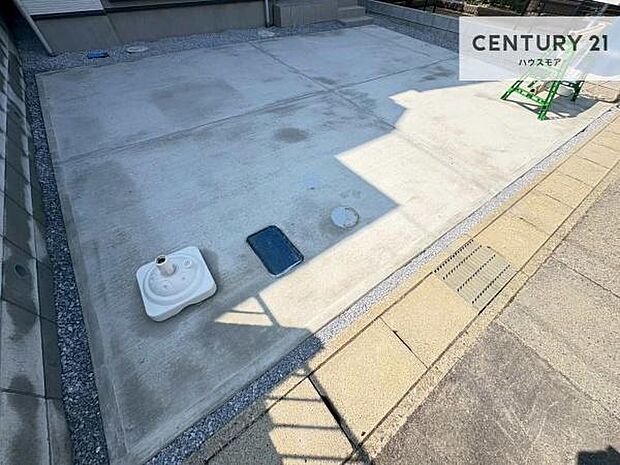 駐車スペースは2台分あります!セカンドカーはもちろん、バイクや自転車なども置き場所に困りません。